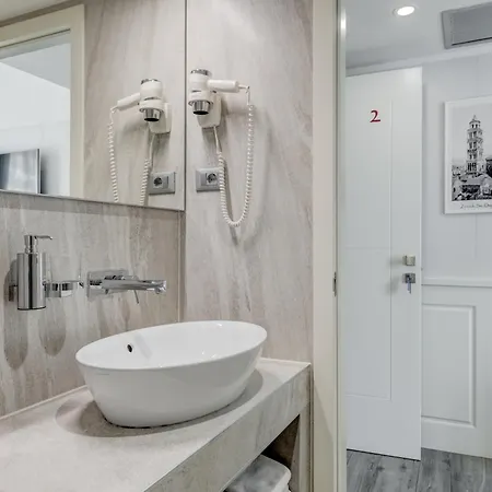 Roko Luxury בית הארחה 4*
